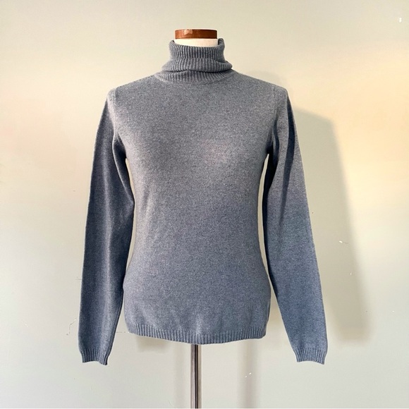 Loro Piana Blue Turtleneck sweater size 44 100% Cashmere preowned - Picture 1 of 5